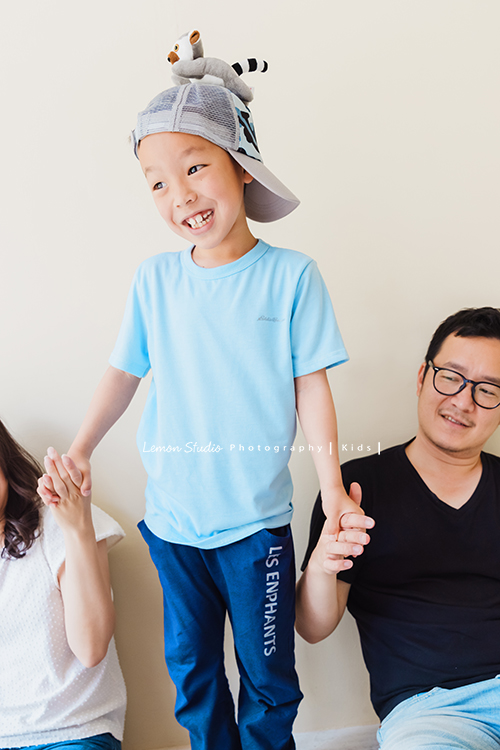 Yoyo媽麻一家第二次來拍照,拍照當下哥哥Julian 8歲、妹妹Hannah 6歲,這張是哥哥超俏皮的個人照!