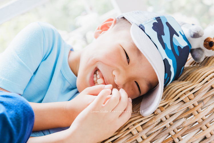 Yoyo媽麻一家第二次來拍照,拍照當下哥哥Julian 8歲、妹妹Hannah 6歲,這張是哥哥Julian帶著帽子燦爛地對著鏡頭笑著的個人照!