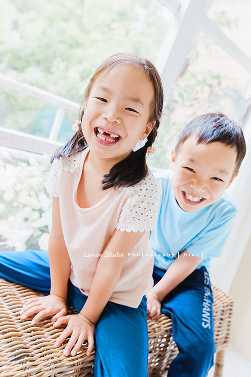 Yoyo媽麻一家第二次來拍家庭攝影,拍照當下哥哥Julian 8歲、妹妹Hannah 6歲,這張是兄妹兩人燦爛地對著鏡頭笑著的美好記錄!