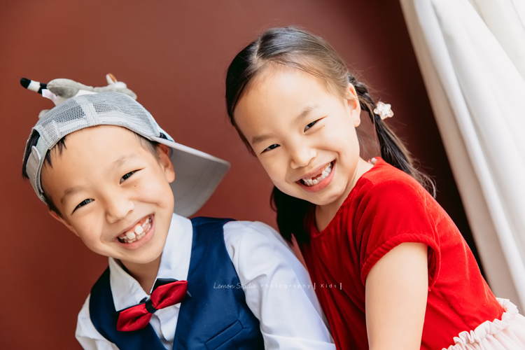 Yoyo媽麻一家第二次來拍家庭攝影,拍照當下哥哥Julian 8歲、妹妹Hannah 6歲,這張是兄妹兩人超可愛的合照!