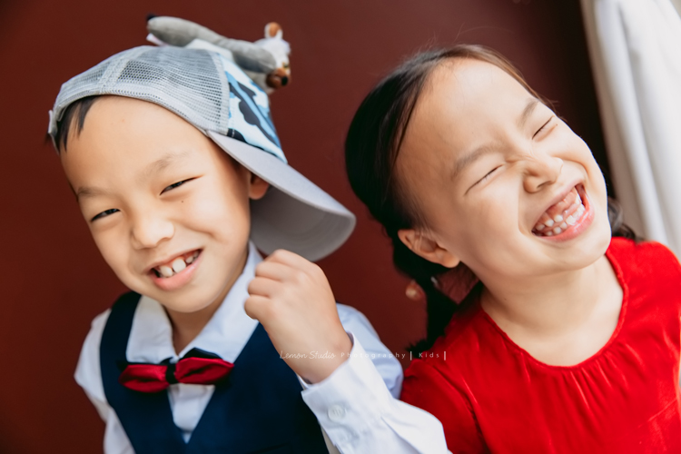 Yoyo媽麻一家第二次來拍家庭攝影,拍照當下哥哥Julian 8歲、妹妹Hannah 6歲,這張是兄妹兩人可愛逗趣的互動紀錄!
