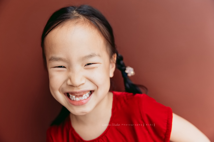 Yoyo媽麻一家第二次來拍家庭攝影,拍照當下哥哥Julian 8歲、妹妹Hannah 6歲,這張是妹妹大臉的可愛特寫!