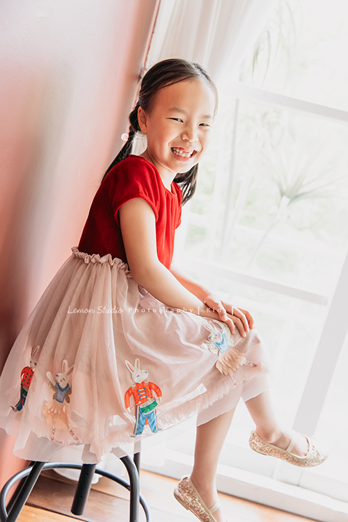 Yoyo媽麻一家第二次來拍家庭攝影,拍照當下哥哥Julian 8歲、妹妹Hannah 6歲,這張是妹妹Hannah超可愛的個人寫真!