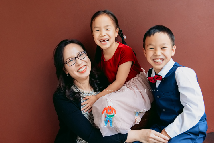 Yoyo媽麻一家第二次來拍家庭攝影,拍照當下哥哥Julian 8歲、妹妹Hannah 6歲,這張是媽麻及兄妹兩人的可愛合照!