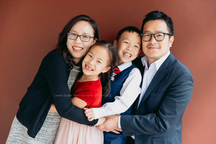 Yoyo媽麻一家第二次來拍家庭攝影,拍照當下哥哥Julian 8歲、妹妹Hannah 6歲,這張是一家人美麗的全家福!