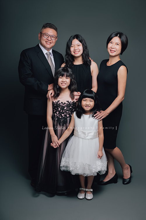 Vivien媽麻一家第N*次的兩次拍照,喜愛音樂及藝術的Vivien媽麻,每次來總是準備了不同色系的衣服!每次都拍出不同的感覺,這張是全家人穿黑白色系的衣服的全家福!