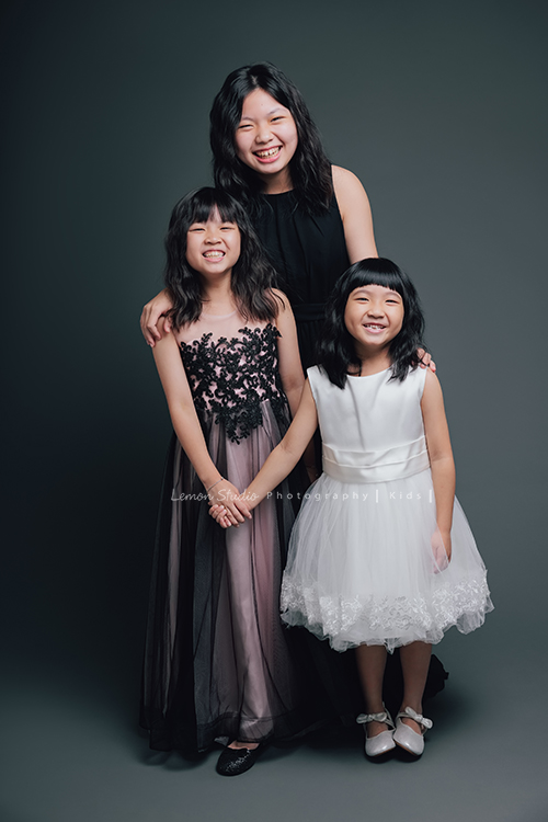 Vivien媽麻一家第N*次的兩次拍照,喜愛音樂及藝術的Vivien媽麻,每次來總是準備了不同色系的衣服!每次都拍出不同的感覺,這張是三姊妹可可愛愛的合照!