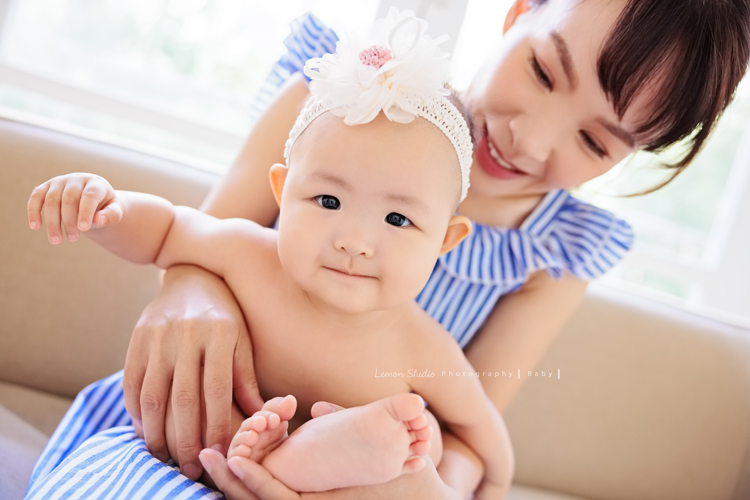 Holly媽麻為了紀錄樂樂第一年可愛的模樣，在樂樂7個月及10個月大時都來拍照，這張是樂樂十個月大時來拍的寶寶寫真，這張樂樂坐在媽麻身上超可愛的！