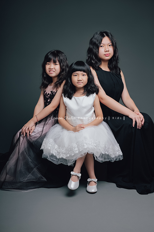 Vivien媽麻一家第N*次的兩次拍照,喜愛音樂及藝術的Vivien媽麻,每次來總是準備了不同色系的衣服!每次都拍出不同的感覺,這張是三姊妹很美的合照啊!