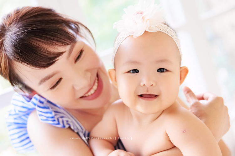 Holly媽麻為了紀錄樂樂第一年可愛的模樣，在樂樂7個月及10個月大時都來拍照，這張是樂樂十個月大時來拍的寶寶寫真，這張樂樂看著鏡頭笑，好可愛啊！
