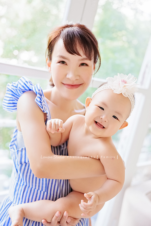 Holly媽麻為了紀錄樂樂第一年可愛的模樣，在樂樂7個月及10個月大時都來拍照，這張是樂樂十個月大時來拍的寶寶寫真，這張媽麻抱著樂樂的合照！媽麻太美了！樂樂笑得好開心！