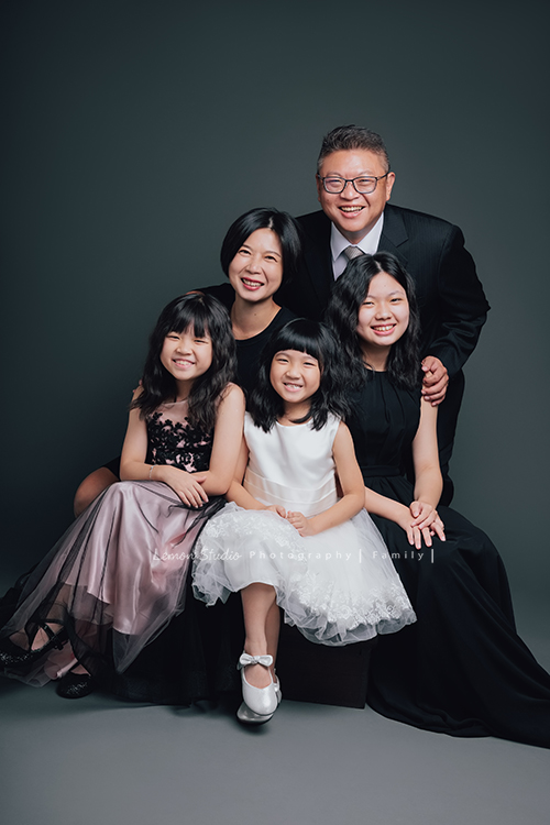 Vivien媽麻一家第N*次的兩次拍照,喜愛音樂及藝術的Vivien媽麻,每次來總是準備了不同色系的衣服!每次都拍出不同的感覺,這張是可愛的一家人的全家福!