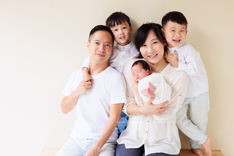 Cherie媽麻懷孕時拍了美麗的相片後，接著就是這次慶祝三寶加入這個大家庭的新生兒寶寶寫真，雙胞胎哥哥們期待小弟很久了，這張是一家五口的全家福，哥哥們很興奮家裡有三寶的感覺！