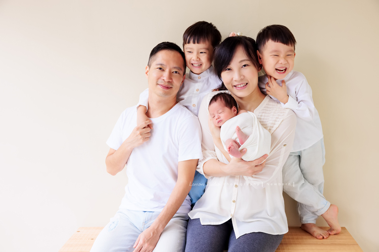 Cherie媽麻懷孕時拍了美麗的相片後，接著就是這次慶祝三寶加入這個大家庭的新生兒寶寶寫真，雙胞胎哥哥們期待小弟很久了，這張是一家五口的第一次的全家福！