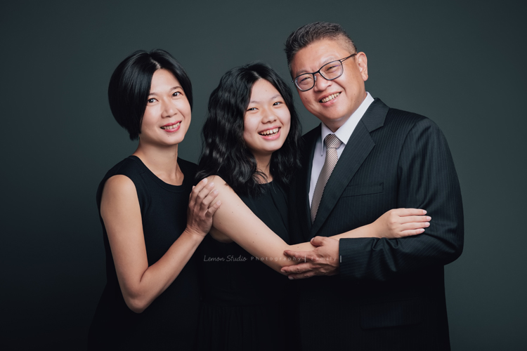 Vivien媽麻一家第N*次的兩次拍照,喜愛音樂及藝術的Vivien媽麻,每次來總是準備了不同色系的衣服!每次都拍出不同的感覺,這張是大姊和媽麻爸拔的合照!大姊越來越美!