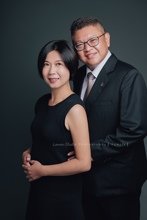 Vivien媽麻一家第N*次的兩次拍照,喜愛音樂及藝術的Vivien媽麻,每次來總是準備了不同色系的衣服!每次都拍出不同的感覺,這張是Vivien媽麻和先生好美的合照!
