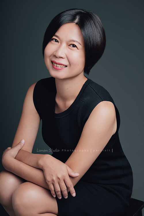 Vivien媽麻一家第N*次的兩次拍照,喜愛音樂及藝術的Vivien媽麻,每次來總是準備了不同色系的衣服!每次都拍出不同的感覺,這張是Vivien媽麻的個人照,這次是黑色洋裝一樣好美啊!