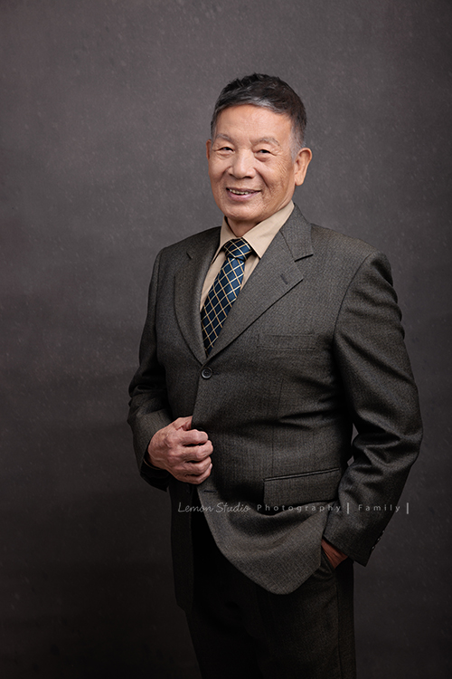 Julia和姊妹們帶著爸爸媽媽,來拍結婚 50週年紀念照,這張是伯父個人帥氣的個人照!