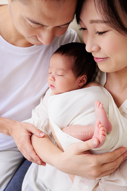 Cherie媽麻懷孕時拍了美麗的相片後，接著就是這次慶祝三寶加入這個大家庭的新生兒寶寶寫真，雙胞胎哥哥們期待小弟很久了，這張是爸拔媽麻們將三寶抱在手上的甜蜜合照！