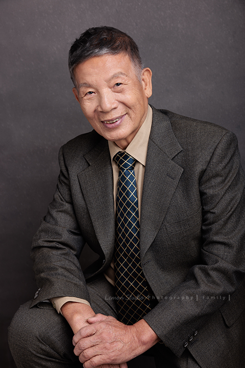 Julia和姊妹們帶著爸爸媽媽,來拍結婚 50週年紀念照,這張是伯父的個人照!