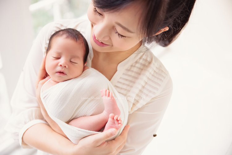Cherie媽麻懷孕時拍了美麗的相片後，接著就是這次慶祝三寶加入這個大家庭的新生兒寶寶寫真，雙胞胎哥哥們期待小弟很久了，這張是媽麻將三寶抱在手上的甜蜜合照！