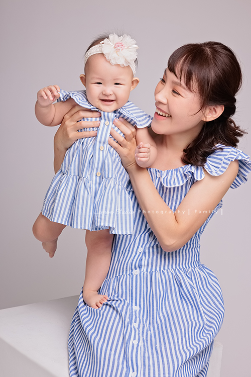 Holly媽麻為了紀錄樂樂第一年可愛的模樣，在樂樂7個月及10個月大時都來拍照，這張是樂樂十個月大時來拍的寶寶寫真，這張是抱著樂樂玩的可愛紀錄！