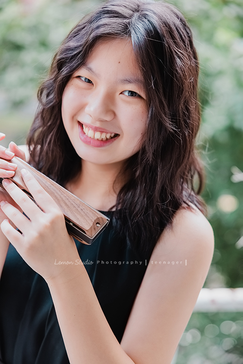 Vivien媽麻一家第N*次的兩次拍照,喜愛音樂及藝術的Vivien媽麻,每次來總是準備了不同色系的衣服!每次都拍出不同的感覺,這張是大姊的個人寫真,大姊已是美少女了!