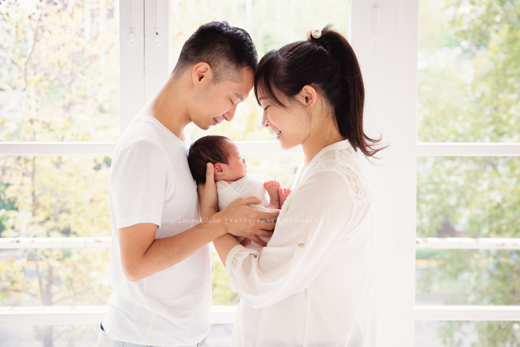 Cherie媽麻懷孕時拍了美麗的相片後，接著就是這次慶祝三寶加入這個大家庭的新生兒寶寶寫真，雙胞胎哥哥們期待小弟很久了，這張是爸拔媽麻將三寶抱在兩人中間的美麗合照！