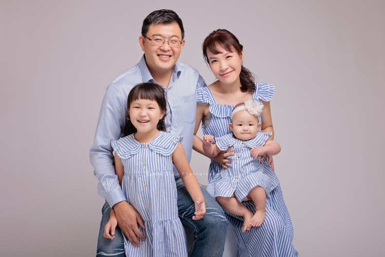 Holly媽麻為了紀錄樂樂第一年可愛的模樣，在樂樂7個月及10個月大時都來拍照，這張是樂樂十個月大時來拍的寶寶寫真，這張是一家四口的全家福！