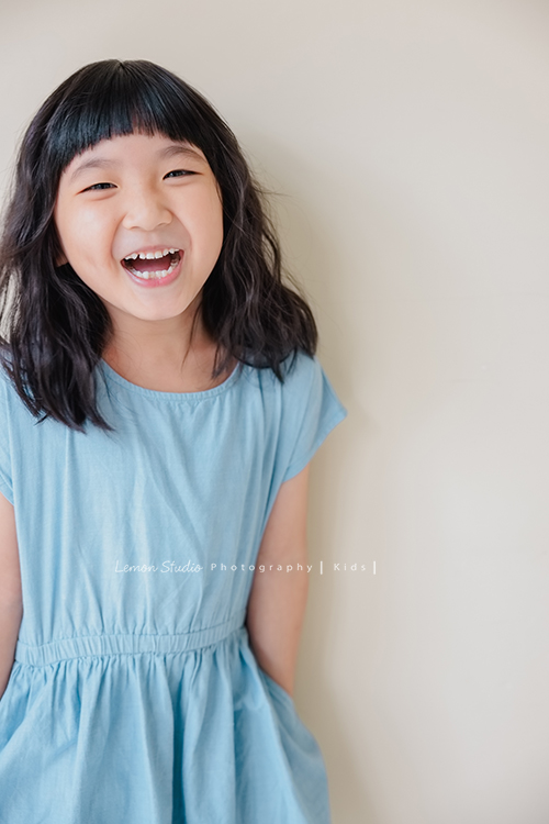 Vivien媽麻一家第N*次的兩次拍照,喜愛音樂及藝術的Vivien媽麻,每次來總是準備了不同色系的衣服!每次都拍出不同的感覺,這張是可愛的小妹的個人寫真!小妹穿藍色系的洋裝太可愛了!