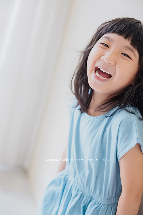 Vivien媽麻一家第N*次的兩次拍照,喜愛音樂及藝術的Vivien媽麻,每次來總是準備了不同色系的衣服!每次都拍出不同的感覺,這張是可愛的小妹的個人照!小妹也長大了不少!