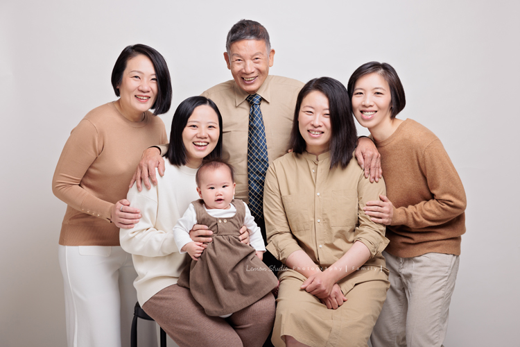 Julia和姊妹們帶著爸爸媽媽,來拍結婚 50週年紀念照,這張是伯父跟四個女兒的全家福!