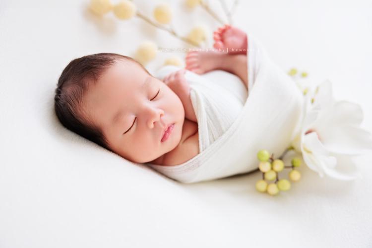 Cherie媽麻懷孕時拍了美麗的相片後，接著就是這次慶祝三寶加入這個大家庭的新生兒寶寶寫真，雙胞胎哥哥們期待小弟很久了，這張是三寶個人的新生兒寶寶照之一！