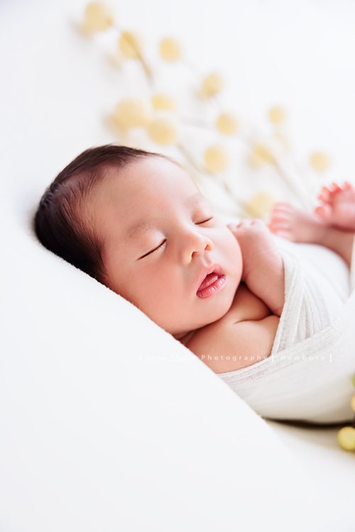 Cherie媽麻懷孕時拍了美麗的相片後，接著就是這次慶祝三寶加入這個大家庭的新生兒寶寶寫真，雙胞胎哥哥們期待小弟很久了，這張是三寶個人的新生兒寶寶照之一，舌頭吐出來的樣子超可愛的！