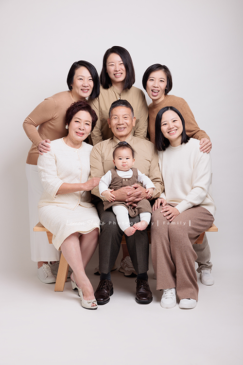 Julia和姊妹們帶著爸爸媽媽,來拍結婚 50週年紀念照,這張是伯父伯母跟四個女兒的全家福!