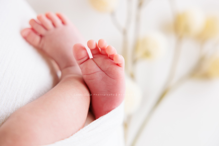 Cherie媽麻懷孕時拍了美麗的相片後，接著就是這次慶祝三寶加入這個大家庭的新生兒寶寶寫真，雙胞胎哥哥們期待小弟很久了，這張是三寶可愛的小腳ㄚ ！