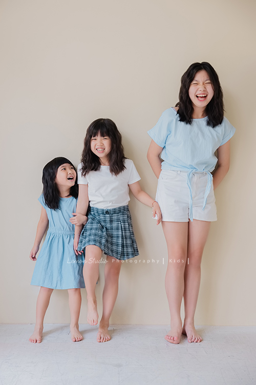 Vivien媽麻一家第N*次的兩次拍照,喜愛音樂及藝術的Vivien媽麻,每次來總是準備了不同色系的衣服!每次都拍出不同的感覺,這張是三姊妹可愛的互動!
