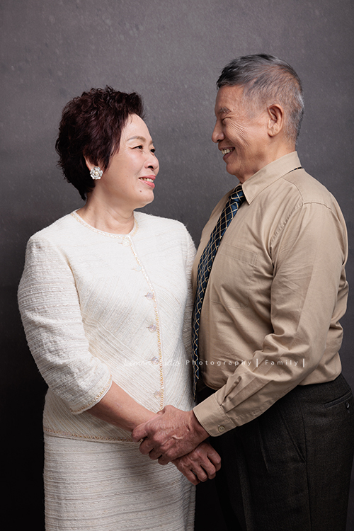 Julia和姊妹們帶著爸爸媽媽,來拍結婚 50週年紀念照,這張是伯父伯母兩人互看的可愛紀錄!