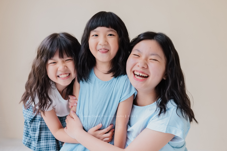 Vivien媽麻一家第N*次的兩次拍照,喜愛音樂及藝術的Vivien媽麻,每次來總是準備了不同色系的衣服!每次都拍出不同的感覺,這張是三姊妹很開心的合照!