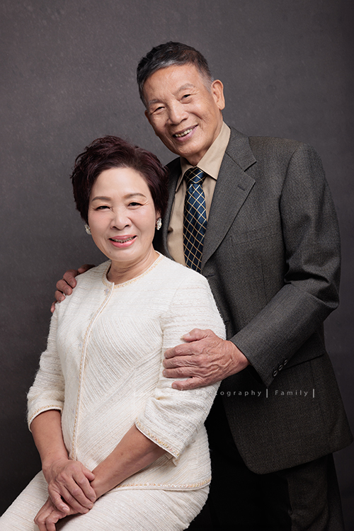 Julia和姊妹們帶著爸爸媽媽,來拍結婚 50週年紀念照,這張是伯父伯母兩人美麗的合照!