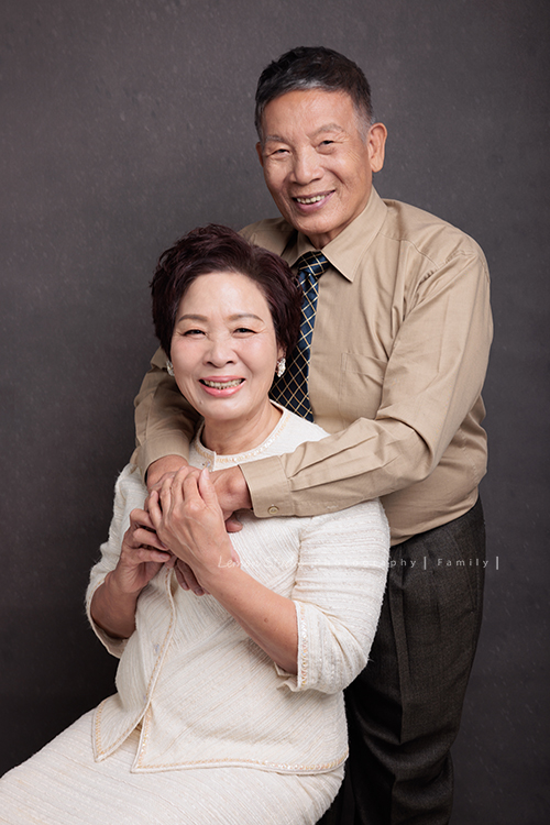 Julia和姊妹們帶著爸爸媽媽,來拍結婚 50週年紀念照,這張是伯父伯母兩人的合照,兩人笑得好開心啊!