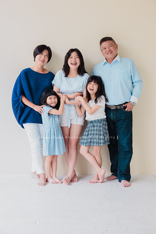 Vivien媽麻一家第N*次的兩次拍照,喜愛音樂及藝術的Vivien媽麻,每次來總是準備了不同色系的衣服!每次都拍出不同的感覺,這張是一家五口穿藍色系衣服的全家福!