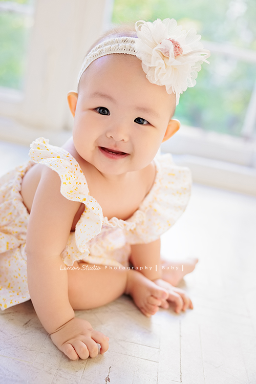 Holly媽麻為了紀錄樂樂第一年可愛的模樣，在樂樂7個月及10個月大時都來拍照，這張是樂樂十個月大時來拍的寶寶寫真，這張是樂樂坐在地上的寶寶寫真照！