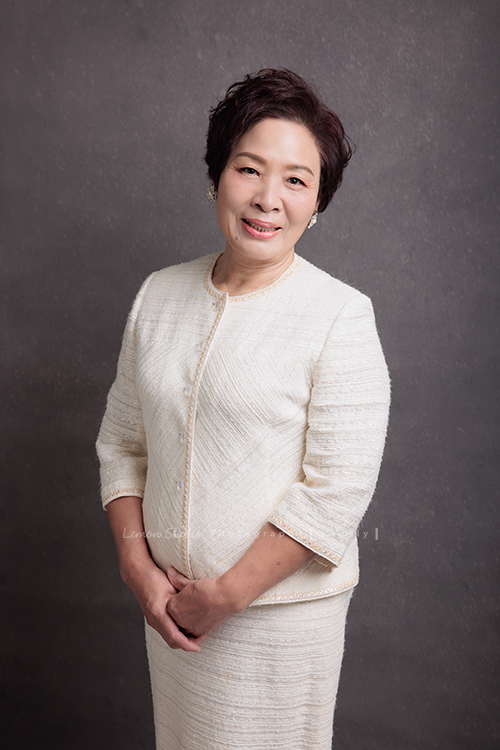 Julia和姊妹們帶著爸爸媽媽,來拍結婚 50週年紀念照,這張是伯母的個人照!伯母好美啊!結婚五十年依舊優雅的伯母!