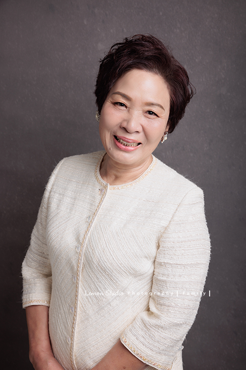 Julia和姊妹們帶著爸爸媽媽,來拍結婚 50週年紀念照,這張是伯母的個人照!伯母好美啊!