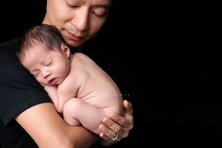 Cherie媽麻懷孕時拍了美麗的相片後，接著就是這次慶祝三寶加入這個大家庭的新生兒寶寶寫真，雙胞胎哥哥們期待小弟很久了，這張是爸拔將三寶抱著，很有藝術感的一張父子倆的新生兒寶寶攝影相片！