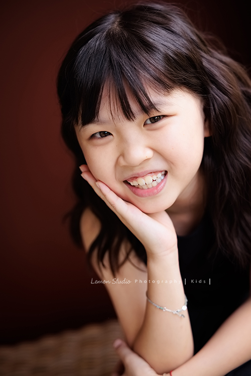 Vivien媽麻一家第N*次的兩次拍照,喜愛音樂及藝術的Vivien媽麻,每次來總是準備了不同色系的衣服!每次都拍出不同的感覺,這張是二姊的個人照,二姊也長大好多了啊!