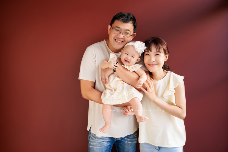Holly媽麻為了紀錄樂樂第一年可愛的模樣，在樂樂7個月及10個月大時都來拍照，這張是樂樂十個月大時來拍的寶寶寫真，這張是爸拔媽麻和樂樂的合照！