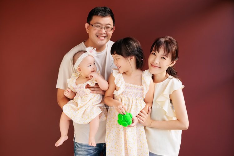 Holly媽麻為了紀錄樂樂第一年可愛的模樣，在樂樂7個月及10個月大時都來拍照，這張是樂樂十個月大時來拍的寶寶寫真，這張是可可愛愛的一家四口的全家福！姊姊看著樂樂的樣子太可愛了！