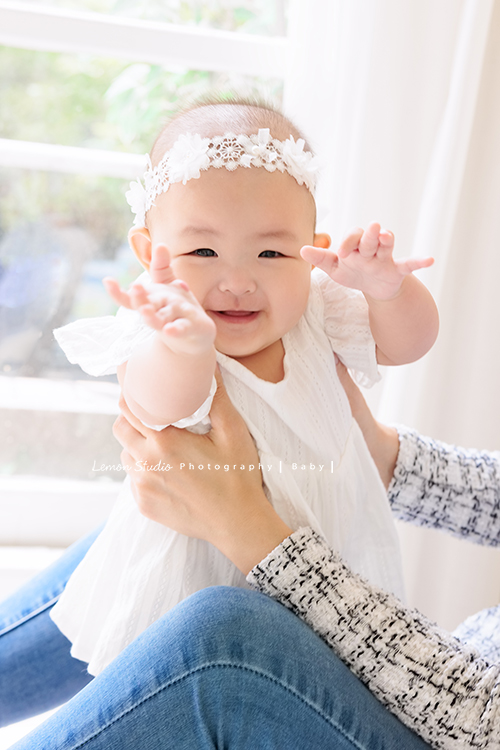 Holly媽麻為了紀錄樂樂第一年可愛的模樣，在樂樂7個月及10個月大時都來拍寶寶寫真，這張是樂樂可愛的寶寶寫真！頭上的寶寶頭飾超可愛的！